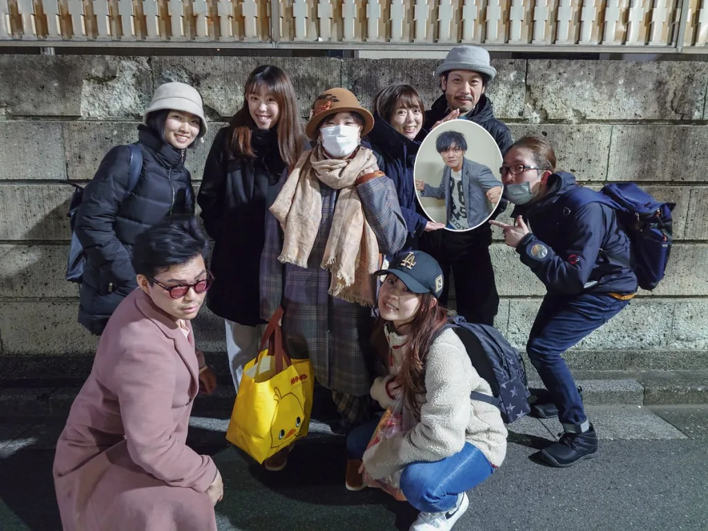 劇団だるめしあん『セカチコ』のキャスト集合写真。撮影する斧口智彦の姿も写真に組み込まれている