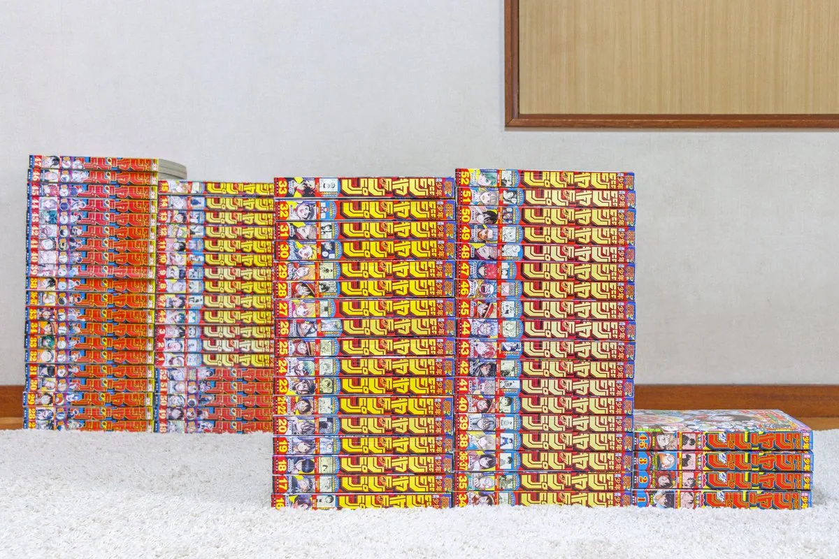 部屋に積み上げた週刊少年ジャンプ