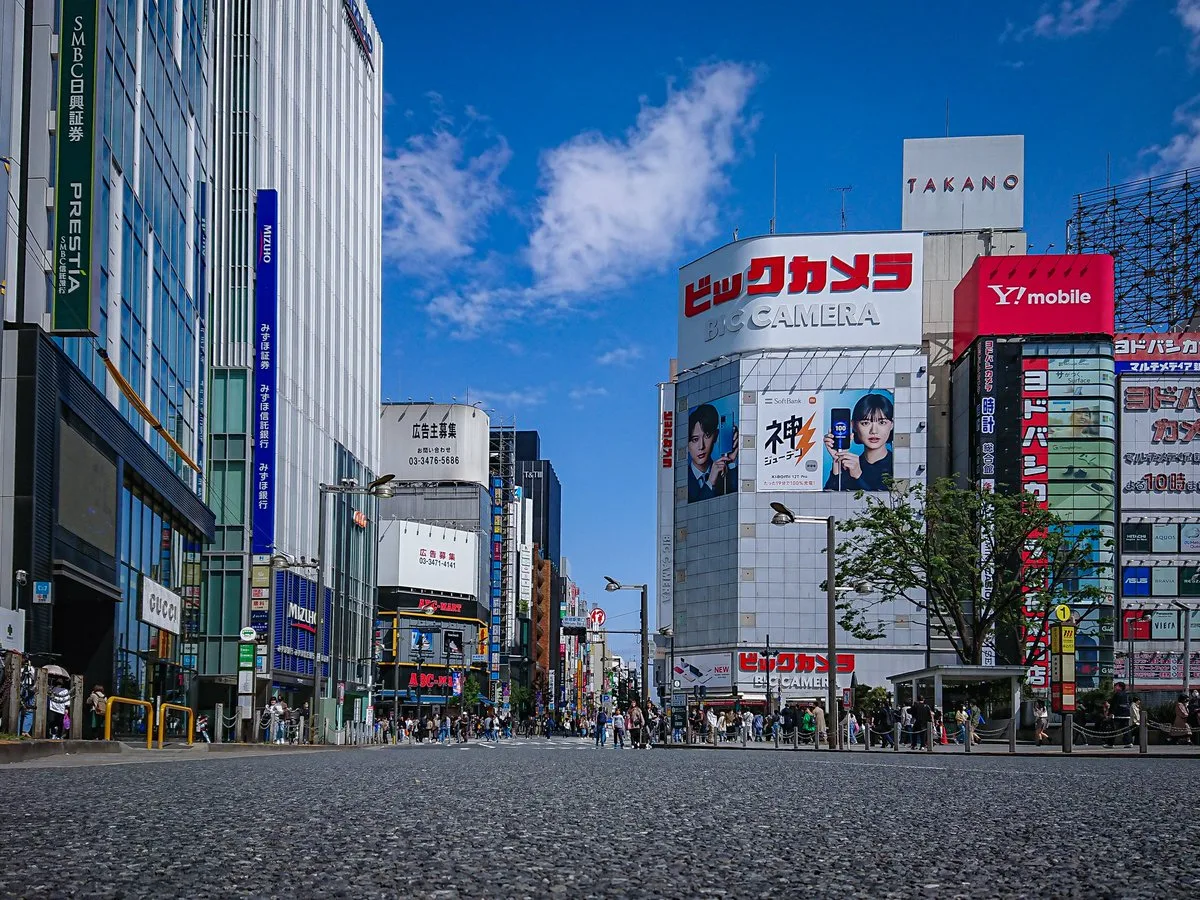 5年前のスマートフォンで、晴れた日に撮った新宿の風景