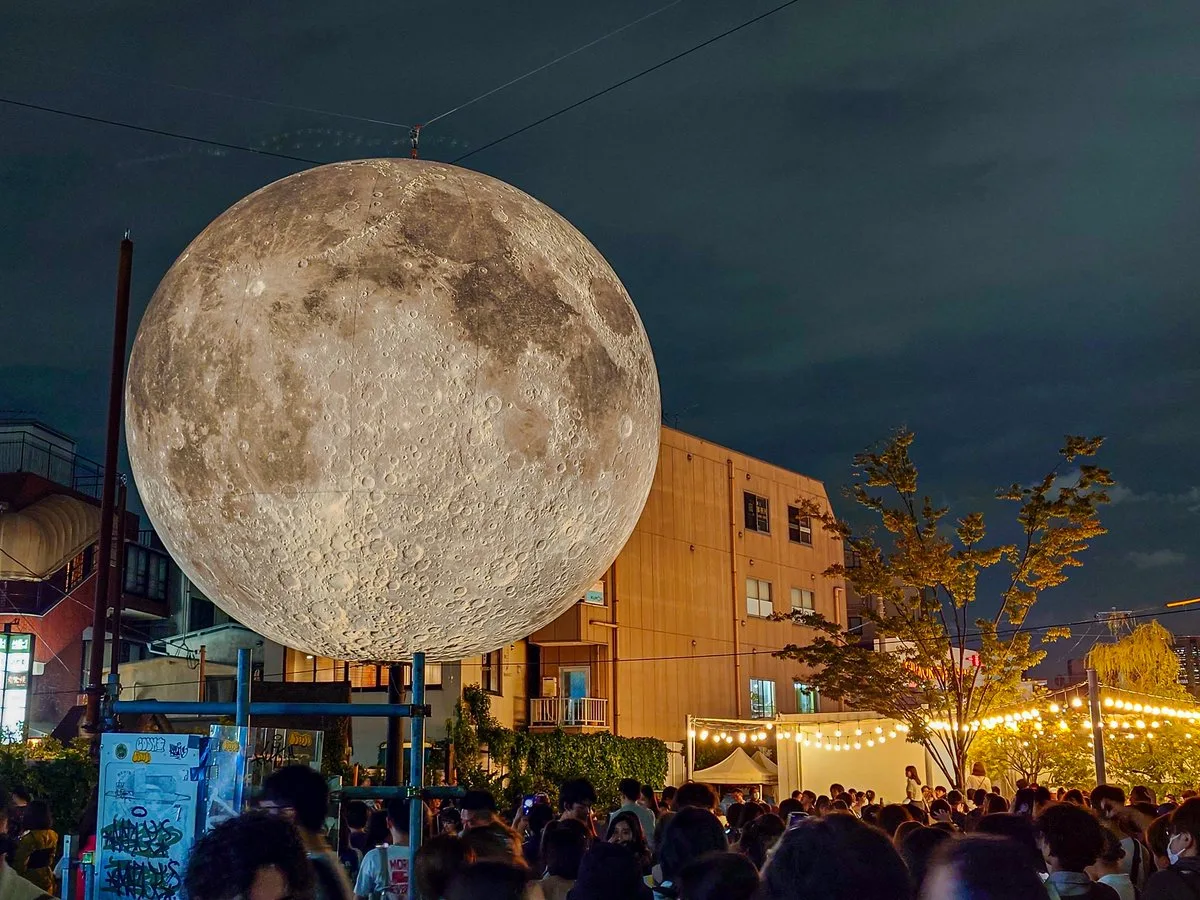 ルーク・ジェラム《Museum of the Moon》、下北沢に浮かぶ直径7mの月